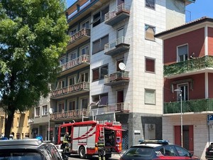 Voghera: rogo divora appartamento, evacuato l'intero stabile: nessun ferito Voghera: rogo divora appartamento, evacuato l'intero stabile: nessun ferito