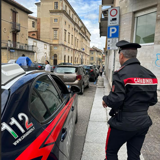 Vigevano: aggredito per rubargli il cellulare in via Cairoli, denunciato un 25enne
