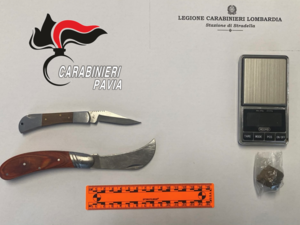 Stradella, lite in strada con un minore: i Carabinieri intervengono e trovano droga, coltelli e un bilancino