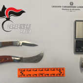 Stradella, lite in strada con un minore: i Carabinieri intervengono e trovano droga, coltelli e un bilancino