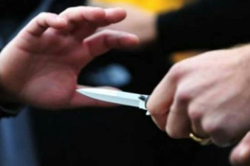 Milano, donna accoltellata alla schiena davanti alla stazione Garibaldi: è grave