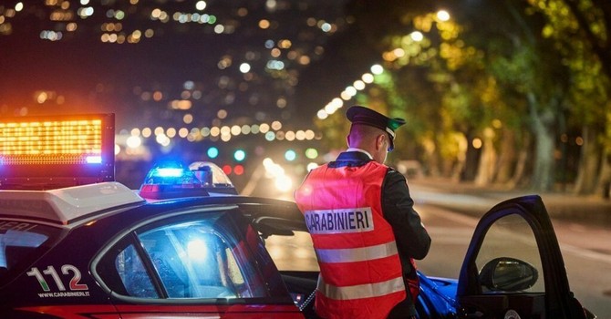 Trecate, sradicano la cassaforte del supermercato ma vengono fermati dalla vigilanza