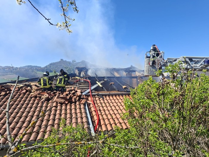 Carabinieri forestali Zavattarello: casa in fiamme, messa in salvo una donna