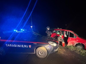 Bressana: cercano di fuggire con l'auto rubata ma finiscono dentro un canale di scolo