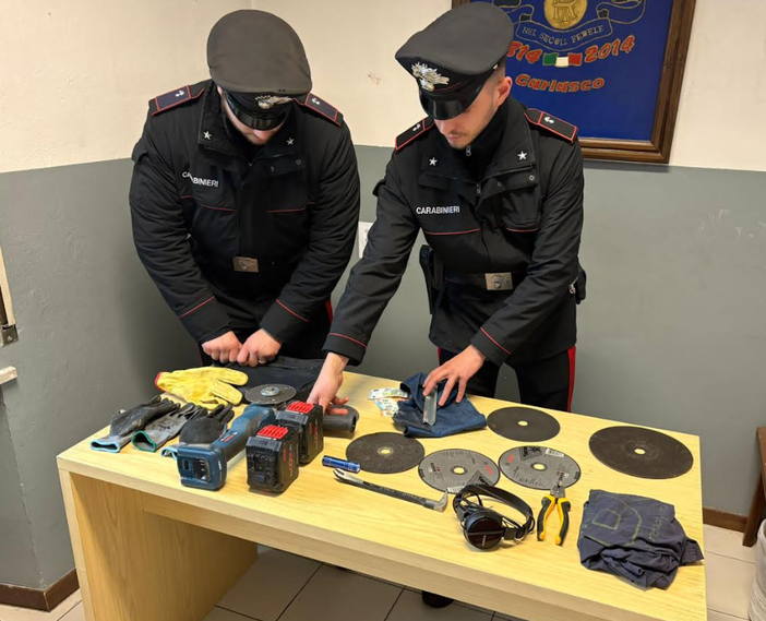 Gropello Cairoli: tentano il furto al self service del distributore di benzina con un flessibile, fuggono a piedi ma vengono fermati dai carabinieri Gropello Cairoli: tentano il furto al self service del distributore di benzina con un flessibile, fuggono a piedi ma vengono fermati dai carabinieri
