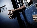 Novara, detenuto prima lancia candeggina contro agente poi minaccia e si scaglia contro un poliziotto