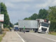 Robecco sul Naviglio, camion fuori strada in via Ugo Foscolo: traffico rallentato ma nessun ferito