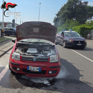 Mortara, auto in fiamme in via Lomellina: intervengono i Carabinieri