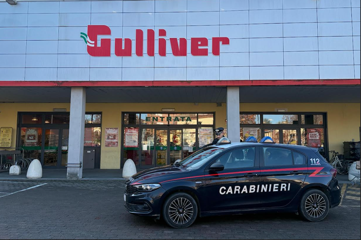 Mortara: rapina al supermercato, cassiera aggredita e presenti minacciati con una catena Mortara: rapina al supermercato, cassiera aggredita e presenti minacciati con una catena
