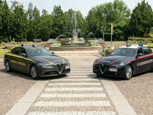 Pavia, furto di cuffiette in centro: carabiniere e finanziere fuori servizio sventano il colpo dopo un inseguimento. Arrestato un giovane Pavia, furto di cuffiette in centro: carabiniere e finanziere fuori servizio sventano il colpo dopo un inseguimento. Arrestato un giovane
