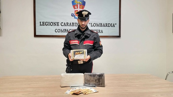 Casei Gerola: folle fuga dai Carabinieri finisce fuori strada. Sequestrati 3 chili di cocaina, un arresto. Casei Gerola: folle fuga dai Carabinieri finisce fuori strada. Sequestrati 3 chili di cocaina, un arresto.