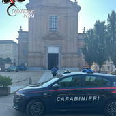 Robbio, aggredisce i Carabinieri dopo aver dato in escandescenze vicino alla parrocchia: arrestato 28enne