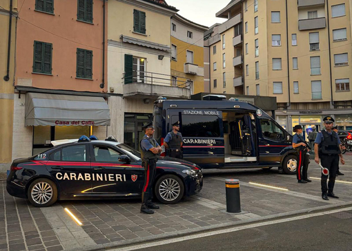 Stradella, uomo nudo in strada: intervengono i Carabinieri e lo affidano alle cure dei sanitari Stradella, uomo nudo in strada: intervengono i Carabinieri e lo affidano alle cure dei sanitari