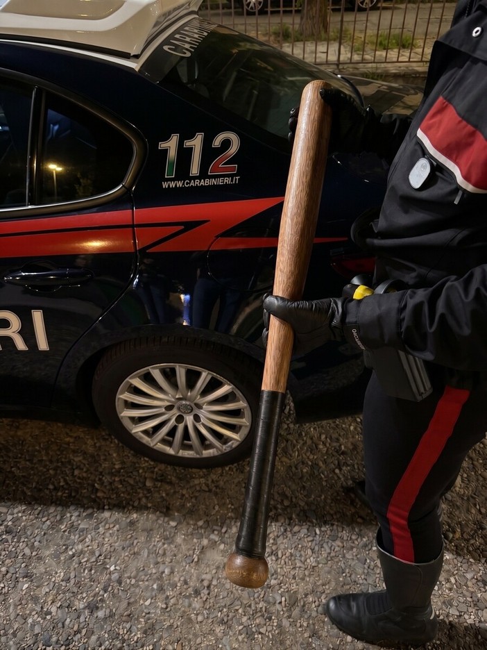Pavia: alla guida con una mazza da baseball, un denunciato Pavia: alla guida con una mazza da baseball, un denunciato