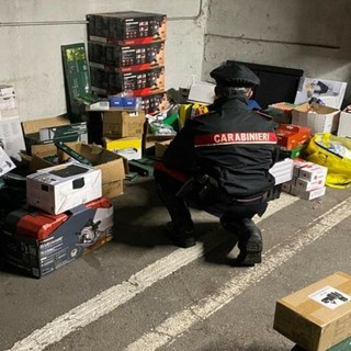 Ruba merce dai bancali Lidl: autista arrestato a Biandrate; in garage oltre 6mila euro di prodotti