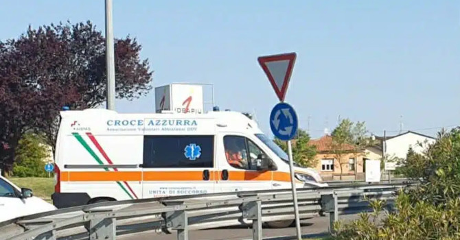 Magenta: incidente alla rotonda Tazio Nuvolari sulla SS11, ragazza in ospedale