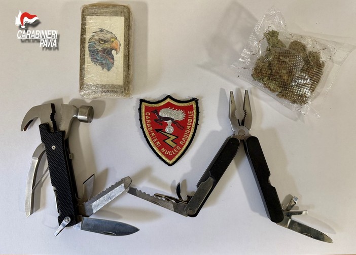 Pavia: due denunce per porto abusivo di armi, recuperato anche circa 1 etto di hashish