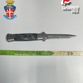 Vidigulfo, va al bar con un coltello in tasca. Denunciato per porto abusivo di arma