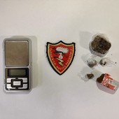 Nasconde l'hashish in una confezione di cioccolato, denunciato un 18enne Nasconde l'hashish in una confezione di cioccolato, denunciato un 18enne