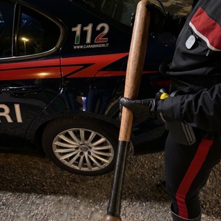 Pavia: alla guida con una mazza da baseball, un denunciato