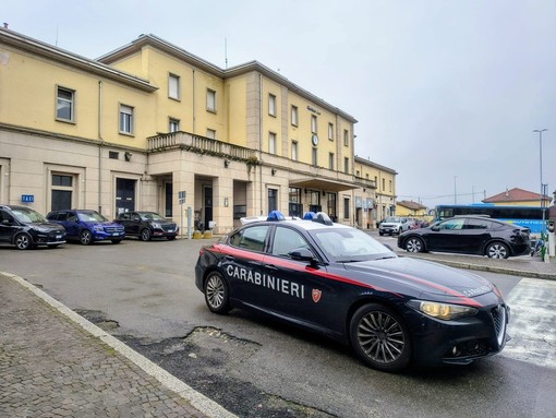 Mortara, ruba la borsa da un'auto e preleva dalle carte di credito. 20enne arrestato di carabinieri Mortara, ruba la borsa da un'auto e preleva dalle carte di credito. 20enne arrestato di carabinieri