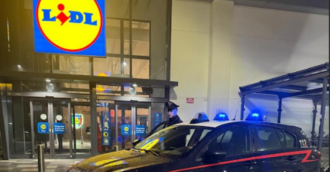 Garlasco, tentano di fare la spesa senza pagare: due persone denunciate dai carabinieri