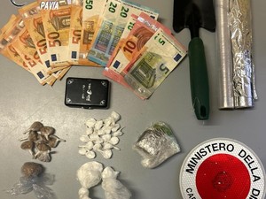 Casei Gerola, si nascondono nei sedili dell'auto alla vista dei Carabinieri: trovati  oltre 70 grammi di droga