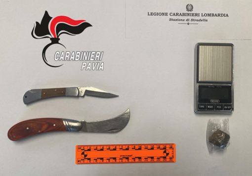 Stradella, lite in strada con un minore: i Carabinieri intervengono e trovano droga, coltelli e un bilancino Stradella, lite in strada con un minore: i Carabinieri intervengono e trovano droga, coltelli e un bilancino