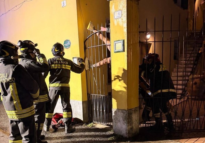 Abbiategrasso, resta infilzato sulla recinzione e finisce a testa in giù: salvato dai soccorritori Abbiategrasso, resta infilzato sulla recinzione e finisce a testa in giù: salvato dai soccorritori