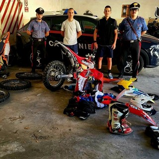Pieve del Cairo, i carabinieri recuperano tre moto da enduro rubate a Ottobiano: erano nascoste nell'intercapedine di un furgone