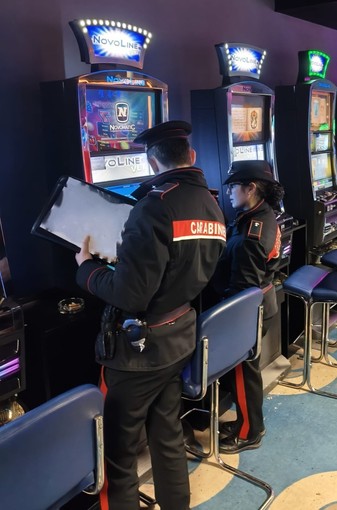 Controlli dei carabinieri sul territorio provinciale per la prevenzione del gioco d'azzardo: chiusi tre esercizi, scattano sanzioni per 150mila euro