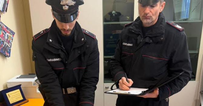 Gambolò, sorpreso con una paletta segnaletica nella propria auto senza motivi giustificati: i carabinieri denunciano un 25enne