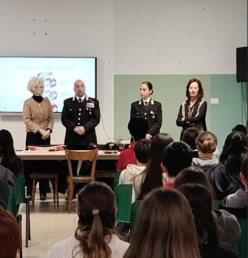Gropello, cultura della legalità: I carabinieri incontrano gli studenti Gropello, cultura della legalità: I carabinieri incontrano gli studenti