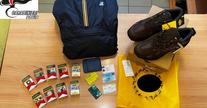 Belgioioso, cerca di utilizzare una carta di credito rubata e durante la perquisizione viene trovato in possesso di un coltello