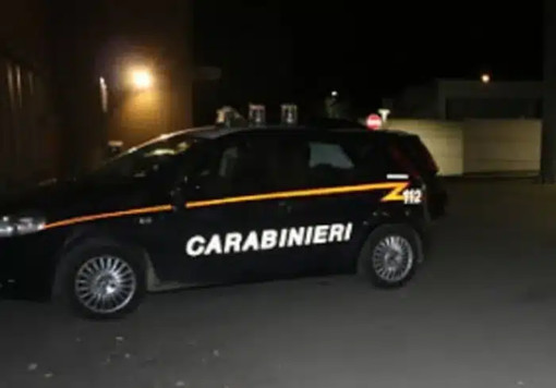 Mesero: bomba carta esplode fuori da un locale di piazza Europa, indagini dei carabinieri in corso Mesero: bomba carta esplode fuori da un locale di piazza Europa, indagini dei carabinieri in corso