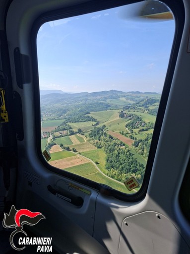 Oltrepò Pavese, elicottero dei carabinieri in volo contro discariche abusive e abusi edilizi Oltrepò Pavese, elicottero dei carabinieri in volo contro discariche abusive e abusi edilizi