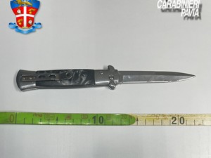 Vidigulfo, va al bar con un coltello in tasca. Denunciato per porto abusivo di arma