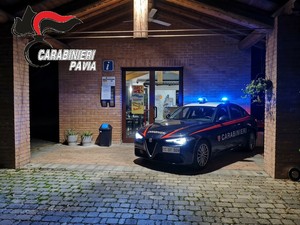 Certosa di Pavia, tenta la spaccata nella notte in un negozio: sorpreso dai carabinieri