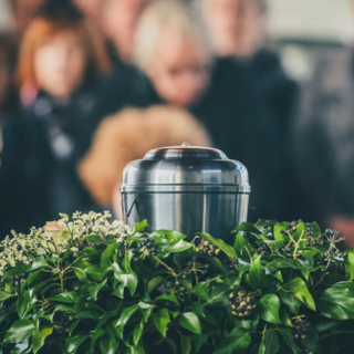 Orientarsi tra le scelte funerarie oggi: aspetti pratici, emotivi ed economici