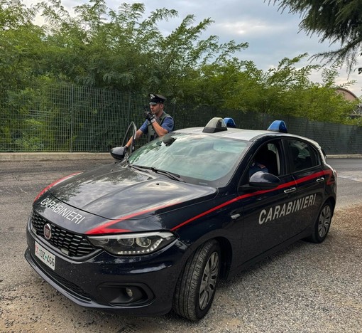 Broni, minaccia la madre con una roncola e si scaglia contro i Carabinieri: arrestato con l’impiego del Taser Broni, minaccia la madre con una roncola e si scaglia contro i Carabinieri: arrestato con l’impiego del Taser