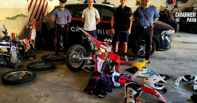 Pieve del Cairo, i carabinieri recuperano tre moto da enduro rubate a Ottobiano: erano nascoste nell'intercapedine di un furgone
