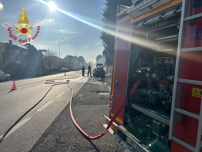 Oltrepò, auto avvolta dalle fiamme sulla statale 10: intervengono i Vigili del fuoco