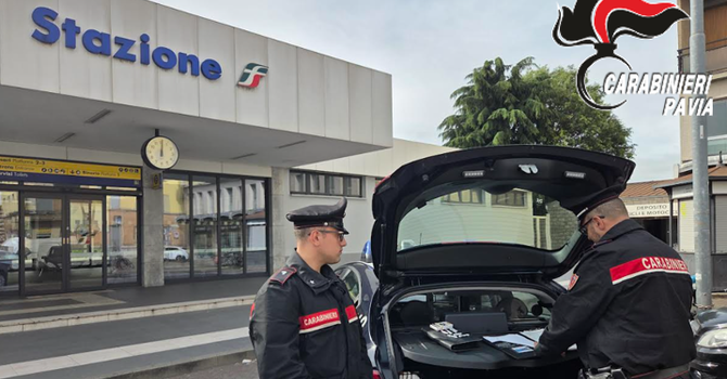 Vigevano, controlli con il metal detector in stazione: i carabinieri denunciano un 30enne per detenzione ai fini di spaccio