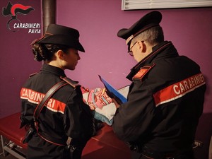 San Martino Siccomario: i carabinieri scoprono un centro massaggi abusivo, lavoratrici in nero e scarse condizioni igieniche
