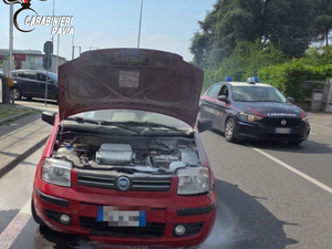 Mortara, auto in fiamme in via Lomellina: intervengono i Carabinieri Mortara, auto in fiamme in via Lomellina: intervengono i Carabinieri
