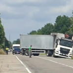 Robecco sul Naviglio, camion fuori strada in via Ugo Foscolo: traffico rallentato ma nessun ferito