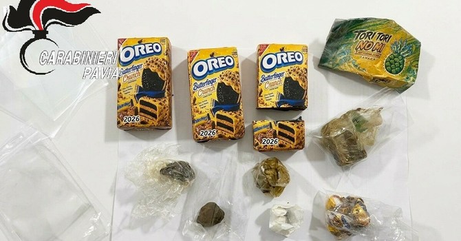 Il "dolce" inganno della droga. Oltre 300 grammi di hashish in dei pacchi di biscotti, più due consumatori fermati tra Siziano e Bornasco. Il "dolce" inganno della droga. Oltre 300 grammi di hashish in dei pacchi di biscotti, più due consumatori fermati tra Siziano e Bornasco.