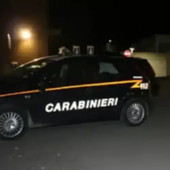 Abbiategrasso, blitz dei carabinieri in una casa: trovati contanti, stupefacenti e una mannaia Abbiategrasso, blitz dei carabinieri in una casa: trovati contanti, stupefacenti e una mannaia