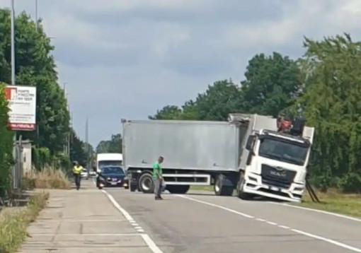 Robecco sul Naviglio, camion fuori strada in via Ugo Foscolo: traffico rallentato ma nessun ferito Robecco sul Naviglio, camion fuori strada in via Ugo Foscolo: traffico rallentato ma nessun ferito