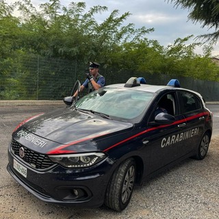 Broni, minaccia la madre con una roncola e si scaglia contro i Carabinieri: arrestato con l’impiego del Taser
